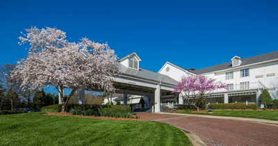 rdudadt-drive-up-shot-of-front-of-hotel-2.png